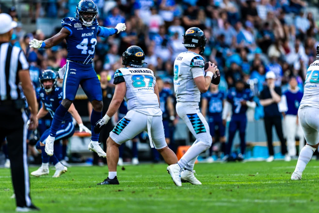 Russell Tabor (Munich Ravens, 9) holds the football during a play. Ron Tiavaasue (Munich Ravens, 87) blocks. 29.08.2026, Innsbruck, European Football Alliance, Championship Game, Munich Ravens - Nordic Storm. Foto: PFA/Rico Doninelli